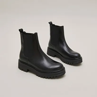 Boots with notched and elastic soles in black leather