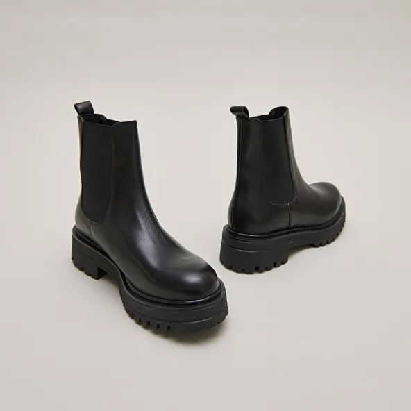 Boots with notched and elastic soles in black leather