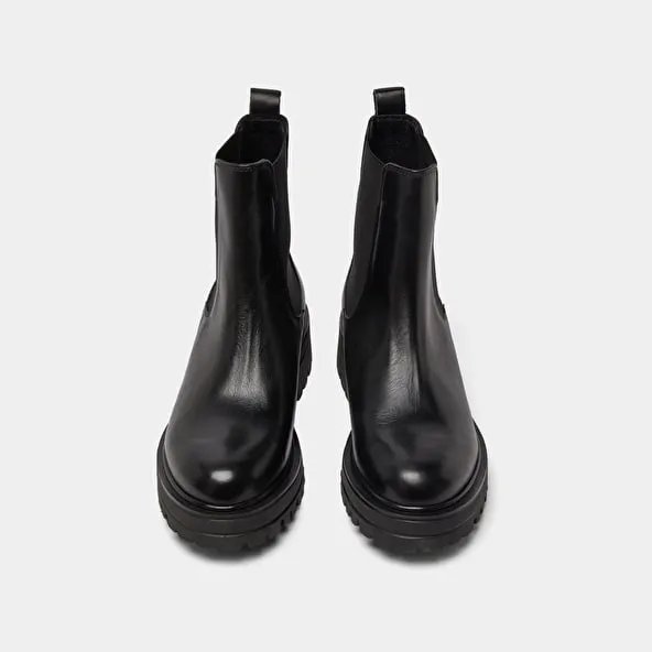 Boots with notched and elastic soles in black leather