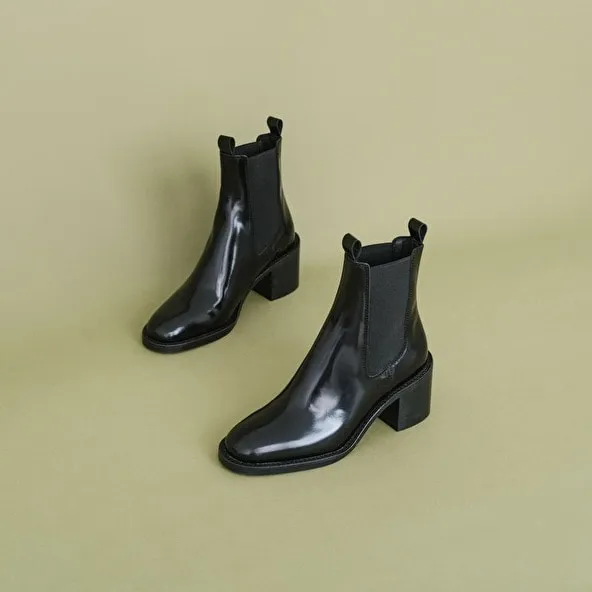 Heeled boots in black leather