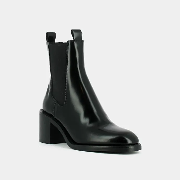 Heeled boots in black leather