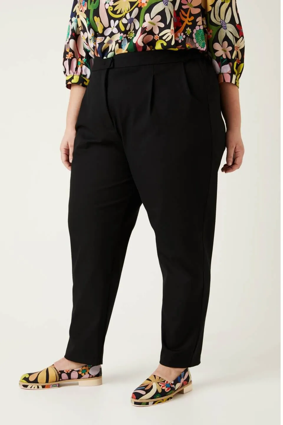 Kuwaii Classic Tailored Pant - size 18