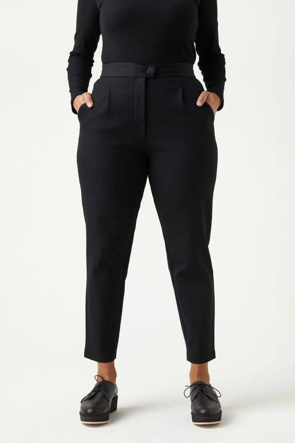 Kuwaii Classic Tailored Pant - size 18