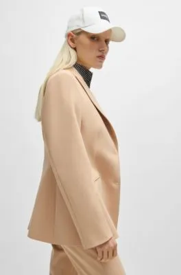 Single-breasted blazer in an hourglass silhouette